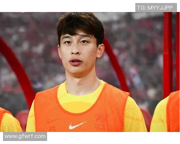 巴顿远射攻门精彩瞬间引发全场欢呼震撼球迷心灵